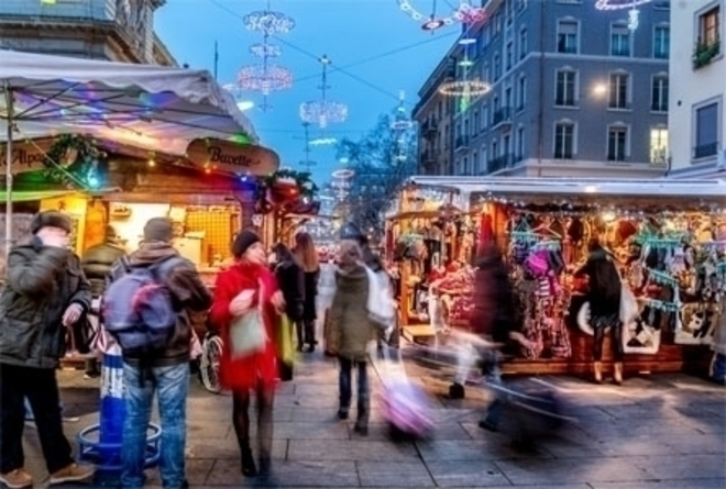 personnes qui passent devant des stands, avec illuminations